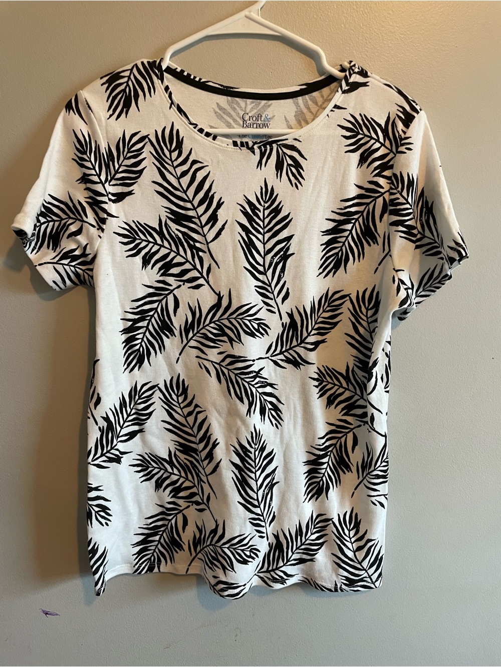 croft & barrow White Short Sleeve Top with Black Leaf Print